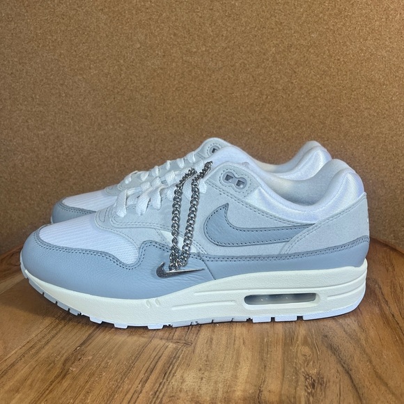 Nike
Air max
‘Pure platinum’/ sail/light/smoke Grey
Brand new - Picture 2 of 10